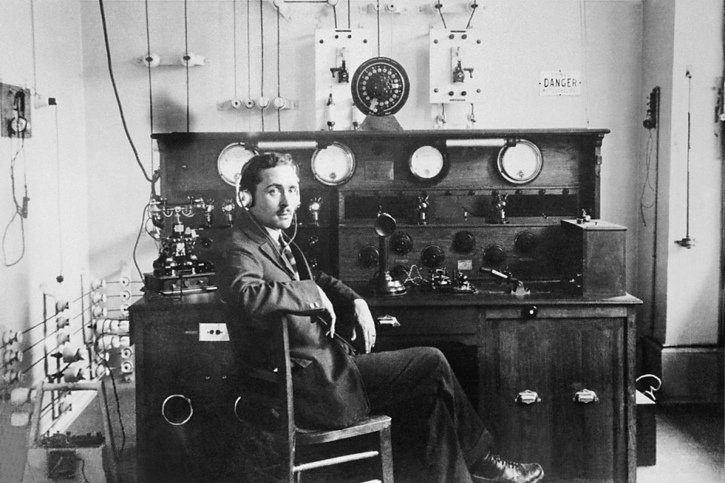 Le pionnier touche-à-tout Roland Pièce pose en 1922 devant l'émetteur du Champ de l'Air (archives). © KEYSTONE/STR