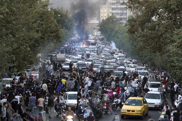Les protestations en Iran sont les plus importantes depuis celles de novembre 2019, provoquées par la hausse des prix de l'essence, © KEYSTONE/AP