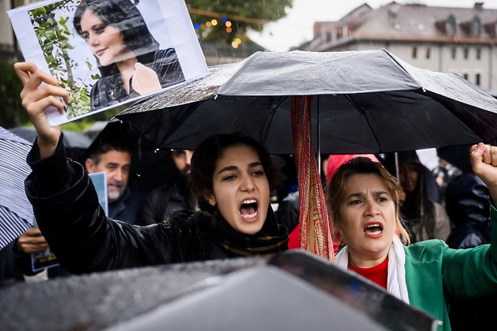Beaucoup de manifestants brandissaient un portrait de la jeune femme décédée. © KEYSTONE/JEAN-CHRISTOPHE BOTT