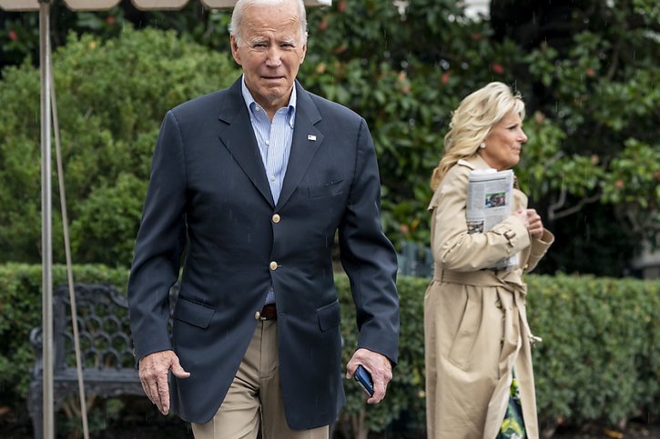 Joe Biden et la First Lady Jill Biden s'apperêtent à monter à bord de Marine One, direction Porto Rico. © KEYSTONE/EPA/SHAWN THEW