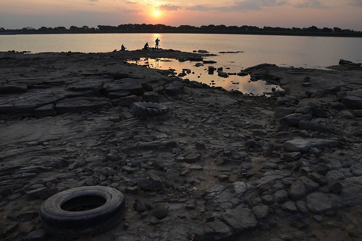 Plusieurs cours d'eau du continent américain ont été très affectés par la sécheresse l'année dernière, comme ici le Rio Paraguay (archives). © KEYSTONE/AP/JORGE SAENZ