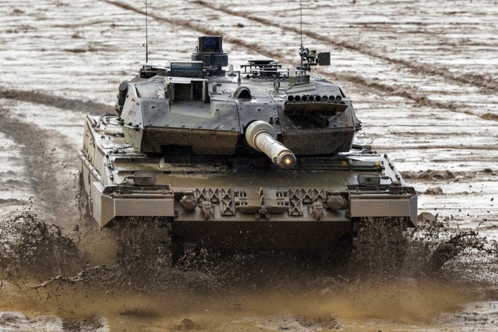 Un char Leopard 2, dont l'Allemagne pourrait autoriser la livraison à l'Ukraine, qui en réclame avec insistance (archives). © KEYSTONE/dpa/Philipp Schulze