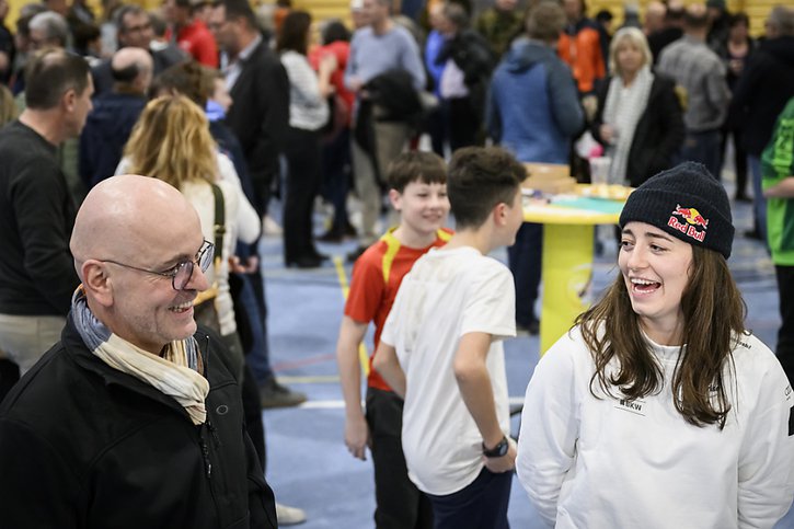 La championne du monde de slopestyle Mathilde Gremaud, avec son père Stéphane, a attiré la foule pour sa réception par la commune de La Roche (FR). © KEYSTONE/GABRIEL MONNET