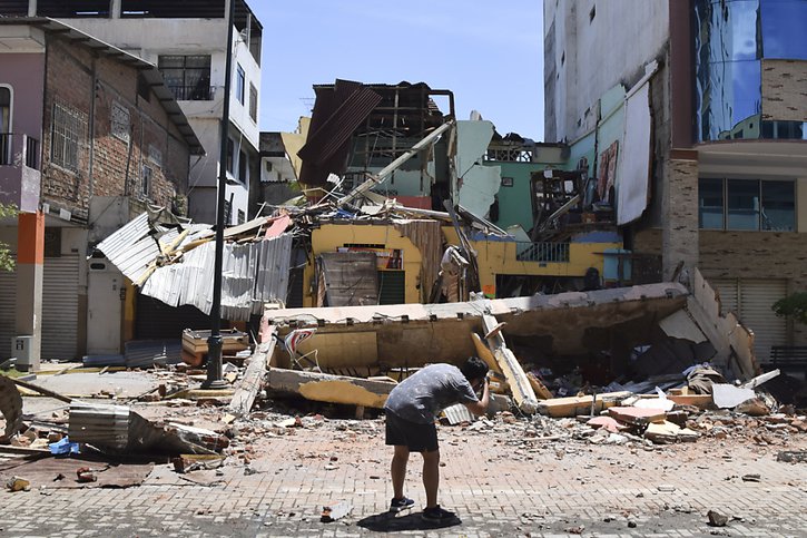 Des bâtiments se sont effondrés, des murs fissurés et des véhicules ont été écrasés après le tremblement de terre qui a touché l'Equateur samedi. © KEYSTONE/AP/Jhonny Crespo
