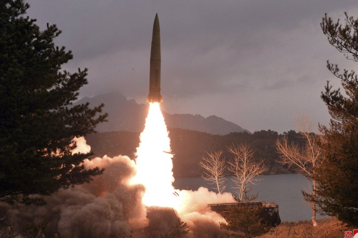Les deux missiles ont volé sur une trajectoire irrégulière avant de tomber en dehors de la zone économique exclusive du Japon (archives). © KEYSTONE/AP