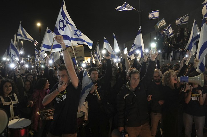 Des milliers de manifestants ont convergé vers la rue Kaplan à Tel-Aviv, épicentre des protestations depuis la présentation en janvier du projet de réforme qui divise le pays. © KEYSTONE/AP/Mahmoud Illean