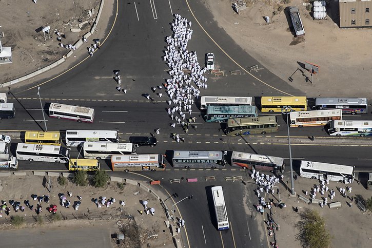Le transport de pèlerins sur les routes d'Arabie saoudite peut être périlleux, les bus remplis de fidèles créant des embouteillages (image prétexte). © KEYSTONE/EPA/SEDAT SUNA