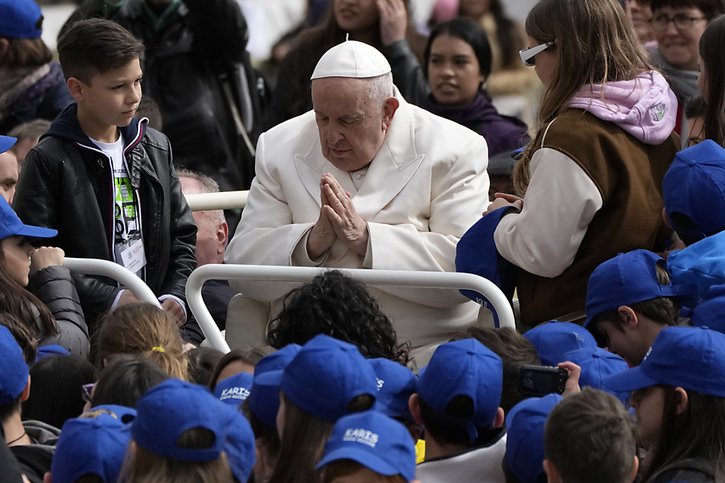 Le pape François avait participé à son audience hebdomadaire mercredi, avant d'être hospitalisé (archives). © KEYSTONE/AP/Alessandra Tarantino