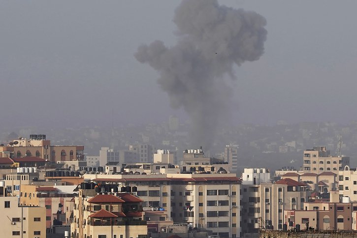 Le Proche-Orient connaît une nouvelle poussée de fièvre, à l'image de Gaza, ci-contre, bombardé, et des trois victimes au moins de deux attaques en Israël et en Cisjordanie occupée. © KEYSTONE/AP/Adel Hana