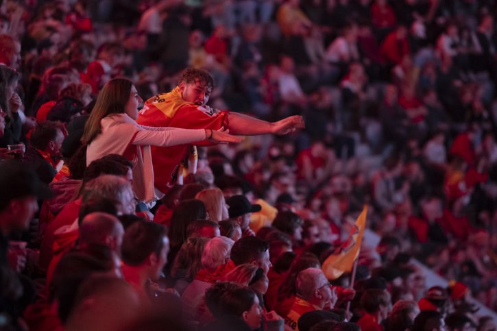 Des centaines de supporters du HC Bienne ont suivi la rencontre contre Genève-Servette depuis les gradins de la Tissot Arena. © KEYSTONE/ANTHONY ANEX