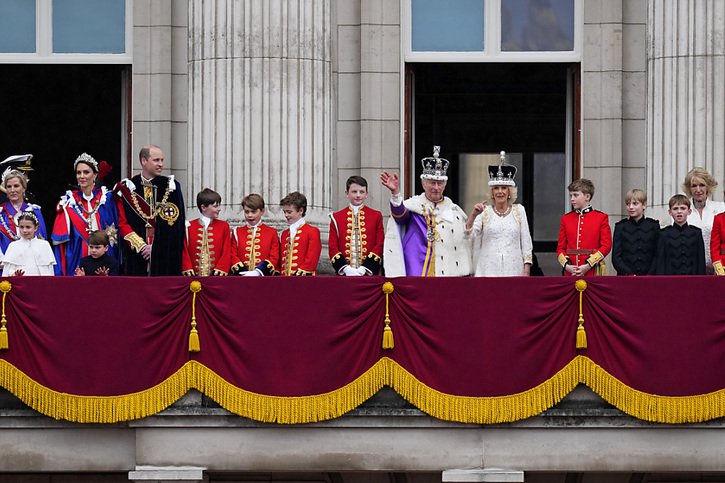 Après la cérémonie, la famille royale est sortie sur le balcon de Buckingham pour saluer la foule. © KEYSTONE/AP/Petr David Josek