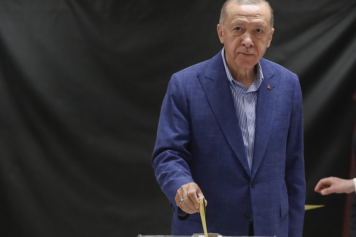 Le président turc Recep Tayyip Erdogan est en tête du second tour de l'élection présidentielle sur près de la moitié des bulletins, selon l'agence officielle. (archives) © KEYSTONE/AP/Murad Sezer