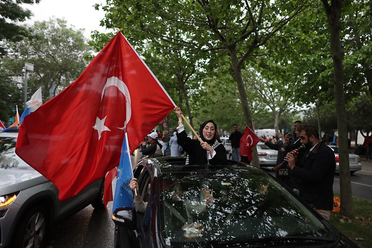 A Istanbul aussi, les supporters d'Erdogan sont en liesse peu après la fermeture des bureaux de vote et les premiers résultats connus. © KEYSTONE/EPA/ERDEM SAHIN