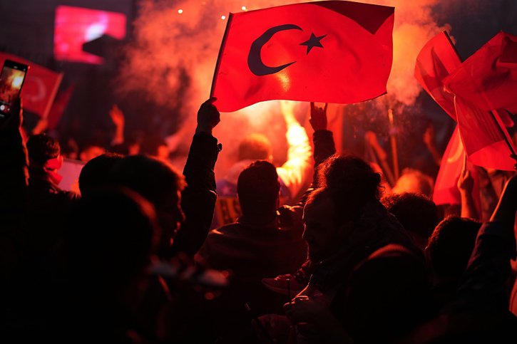 Autre image de liesse à Istanbul dimanche soir, après la victoire d'Erdogan. © KEYSTONE/AP/Khalil Hamra