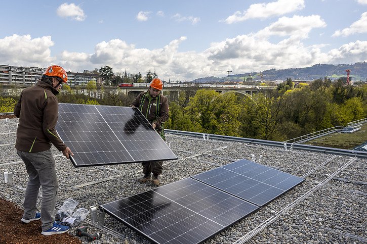 Selon un sondage de l'institut gfs.bern, 97% des personnes interrogées se prononcent en faveur des installations solaires sur les bâtiments, en Suisse (photo d'illustration). © KEYSTONE/PETER SCHNEIDER