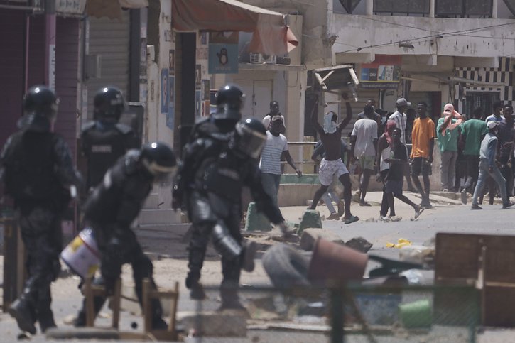 L'université de Dakar a pris des airs de champ de bataille. Des groupes de jeunes ont affronté à coups de pierres les policiers en tenue antiémeutes ripostant à coups de gaz lacrymogènes. © KEYSTONE/AP/Leo Correa
