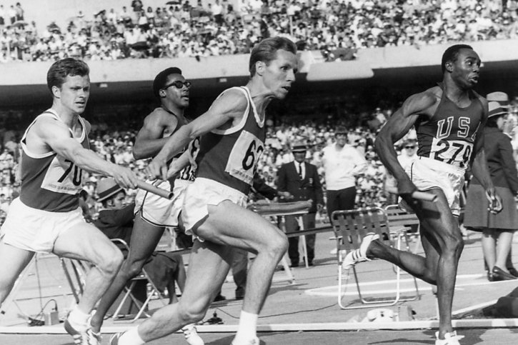 L'Américain Jim Hines (à droite) lors du relais 4 x 100 m des Jeux olympiques de Mexico. © KEYSTONE/AP/STR