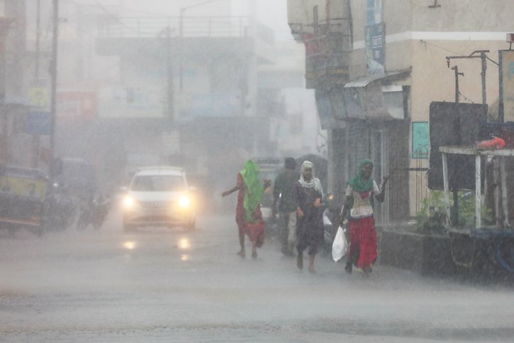 Le cyclone est accompagné de vents violents et de pluies diluviennes. © KEYSTONE/EPA/DIVYAKANT SOLANKI
