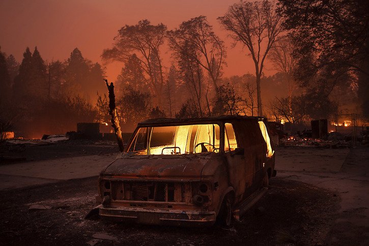 Les pompiers ne sont pas encore parvenus à circonscrire les feux qui brûlent toujours. © KEYSTONE/AP/Noah Berger
