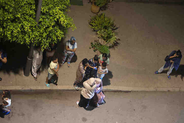 Des habitants de Rabat, pris de panique, sont sortis dans la rue pendant le séisme. © KEYSTONE/AP/Mosa'ab Elshamy