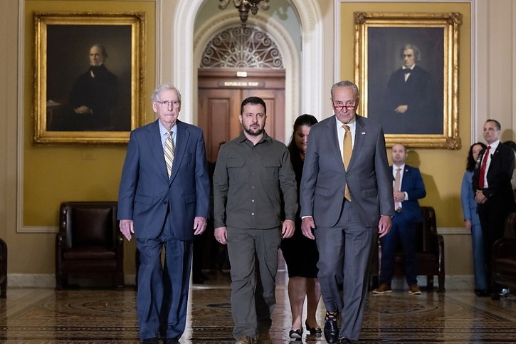 Volodymyr Zelensky a été reçu par le chef de la majorité démocrate du Sénat Chuck Summer (à droite) et celui de la minorité républicaine Mitch McConnell (à gauche). © KEYSTONE/EPA/MICHAEL REYNOLDS