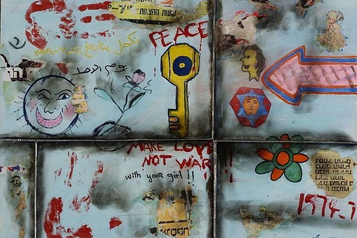 Cette oeuvre intitulée "Make Love, not War" (1975) est exposée au MAH de Genève dans le cadre de l'exposition "Les Murs de Buhran Doğançay". © Succession de Buhran Doğançay Musée d'art et d'histoire de Genève
