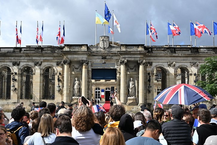 Le Palais Rohan à Bordeaux est pavoisé aux couleurs britanniques pour la visite du couple royal. © KEYSTONE/EPA/Caroline Blumberg / POOL