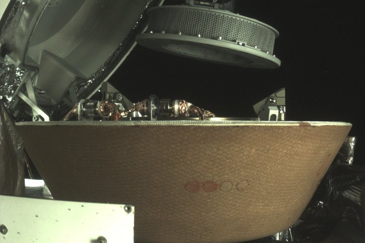 Un conteneur d'échantillons plane au-dessus d'une capsule du vaisseau spatial OSIRIS-REx près de l'astéroïde Bennu (archives). © KEYSTONE/AP