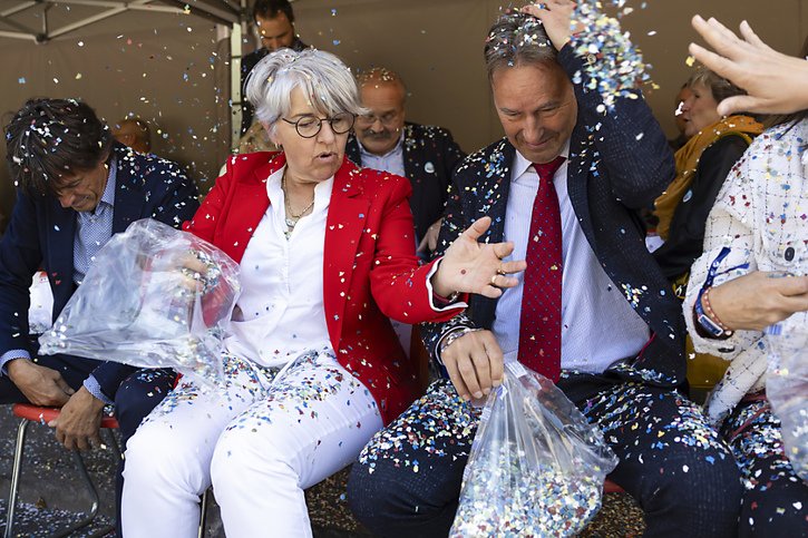 La conseillère fédérale Elisabeth Baume-Schneider, accompagnée du président du Conseil d'Etat neuchâtelois Alain Ribaux, a participé au lancer de confettis. © KEYSTONE/PETER KLAUNZER