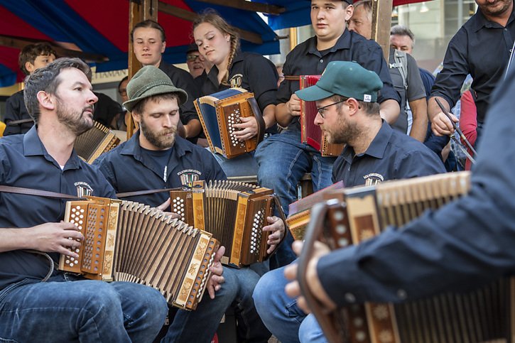 Les spectateurs ont pu profiter de concerts gratuits dans les rues de Bellinzone. © KEYSTONE/URS FLUEELER