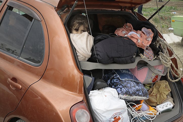Nombre de réfugiés, affamés, ont passé la nuit dans leurs véhicules. © KEYSTONE/AP/Vasily Krestyaninov