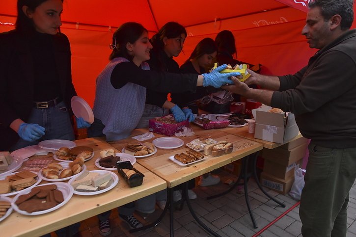 Des volontaires distribuent de la nourriture aux réfugiés dans la ville de Goris. © KEYSTONE/EPA/NAREK ALEKSANYAN