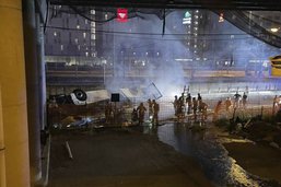 Un bus tombe d'un pont à Venise et prend feu
