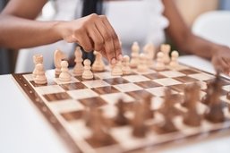 Femmes trans exclues des compétitions féminines d’échecs: une décision qui dérange