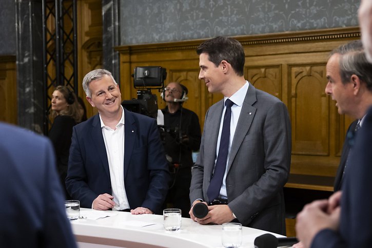 Le président de l'UDC Marco Chiesa (à gauche) a le sourire dimanche. Son parti reprend des couleurs après la perte enregistrée en 2019. © KEYSTONE/PETER KLAUNZER