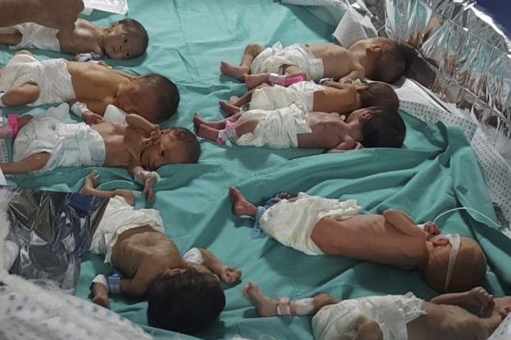 Bébés prématurés à l'hôpital al-Chifa, à Gaza Ville. Selon le Hamas, "sept bébés prématurés" et "27 patients en soins intensifs" étaient morts depuis samedi en raison du manque d'électricité dans cet hôpital, un immense complexe situé au coeur de la ville de Gaza. © KEYSTONE/AP/Dr. Marawan Abu Saada