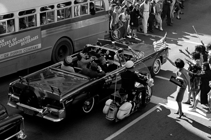 Des milliers de personnes s'étaient massées dans les rues de Dallas pour apercevoir John F. Kennedy. © Keystone/AP