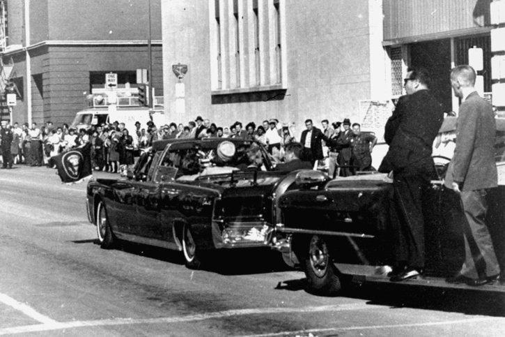 Le cortège présidentiel devait traverser Dallas pour permettre à "JFK" de prononcer un discours au cours d'un déjeuner. © Keystone/AP/ANONYMOUS