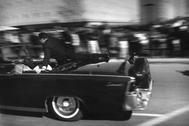 La limousine file vers l'hôpital après l'attentat contre le président. © Keystone/AP/JUSTIN NEWMAN