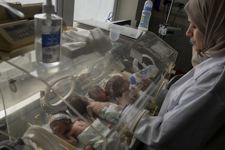 Vingt-huit bébés prématurés ont évacués de l'hôpital al-Chifa. © KEYSTONE/AP/Fatima Shbair