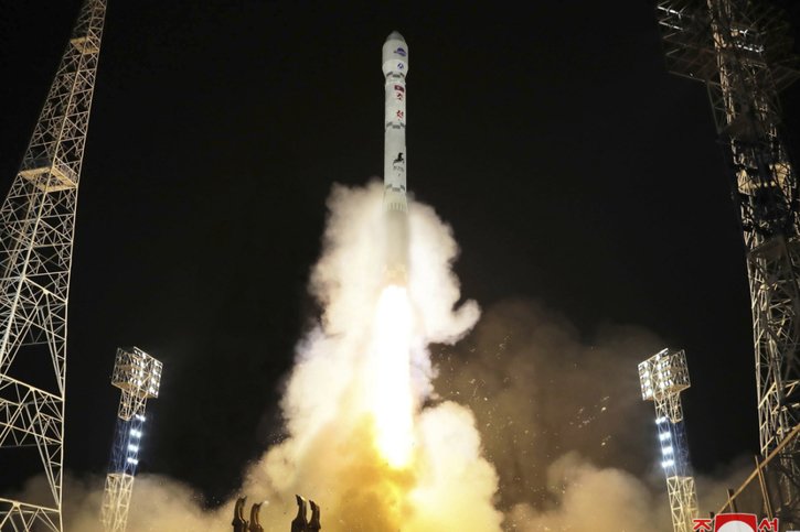 Selon Pyongyang, une fusée, qui a décollé mardi soir, a suivi la trajectoire prévue "et est parvenue à mettre le satellite Malligyong-1 sur son orbite". © KEYSTONE/AP/uncredited