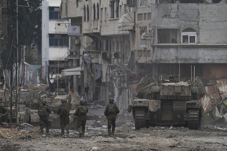 L'armée israélienne poursuit son assaut à Gaza en attendant l'entrée en vigueur de l'accord entre Israël et le Hamas. © KEYSTONE/AP/Victor R. Caivano