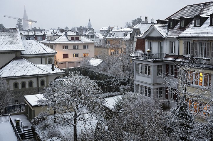 La ville de Berne s'est réveillée sous une fine couche de neige jeudi matin. © KEYSTONE/ANTHONY ANEX