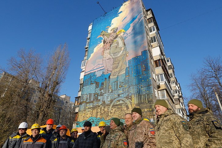 Une fresque a été dévoilée jeudi à Kiev en présence d'ouvriers du secteur énergétique et de soldats, symbolisant la reconstruction et la défense de l'Ukraine. © KEYSTONE/EPA/SERGEY DOLZHENKO