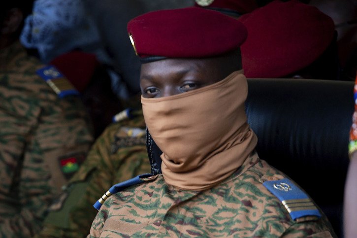 Le Burkina Faso est dirigé par un "régime de transition" conduit par le capitaine Ibrahim Traore (archives). © KEYSTONE/AP/KILAYE BATIONO