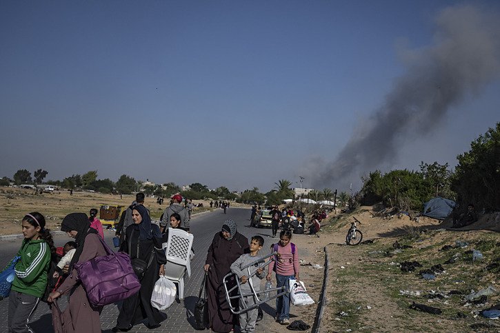 L'armée israélienne a indiqué avoir frappé 50 cibles dans la région de Khan Younès (sud), dont la population fuyait la ville. © KEYSTONE/AP/Fatima Shbair