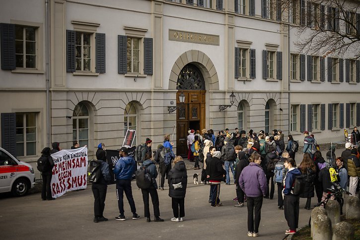Des sympathisants du plaignant ont manifesté jeudi devant la Cour suprême du canton de Zurich. © KEYSTONE/MICHAEL BUHOLZER