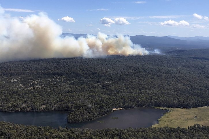 L'incendie a déjà ravagé 10'000 hectares de forêts et de terres agricoles dans le Victoria. © KEYSTONE/EPA/TASMANIA FIRE SERVICE HANDOUT