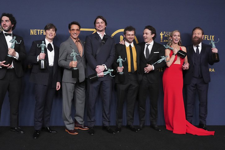 Benny Safdie, Cillian Murphy, Robert Downey Jr., Josh Hartnett, Alden Ehrenreich, Casey Affleck, Emily Blunt et Kenneth Branagh, vainqueurs du prix du "meilleur ensemble d'acteurs" pour leur performance dans "Oppenheimer" lors de la 30e cérémonie des SAG. © KEYSTONE/AP/Jordan Strauss