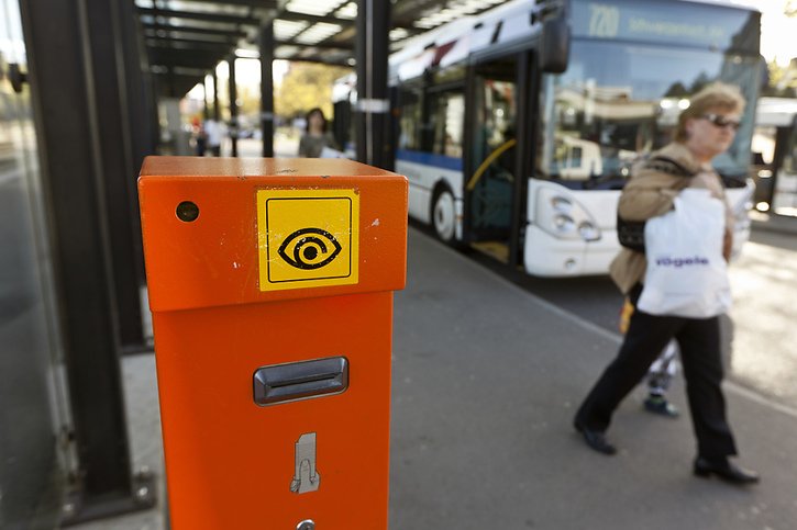 A partir de 2026, ces machines orange servant à composter les cartes de transport devraient progressivement disparaître (Photo d'illustration). © KEYSTONE/MARTIN RUETSCHI